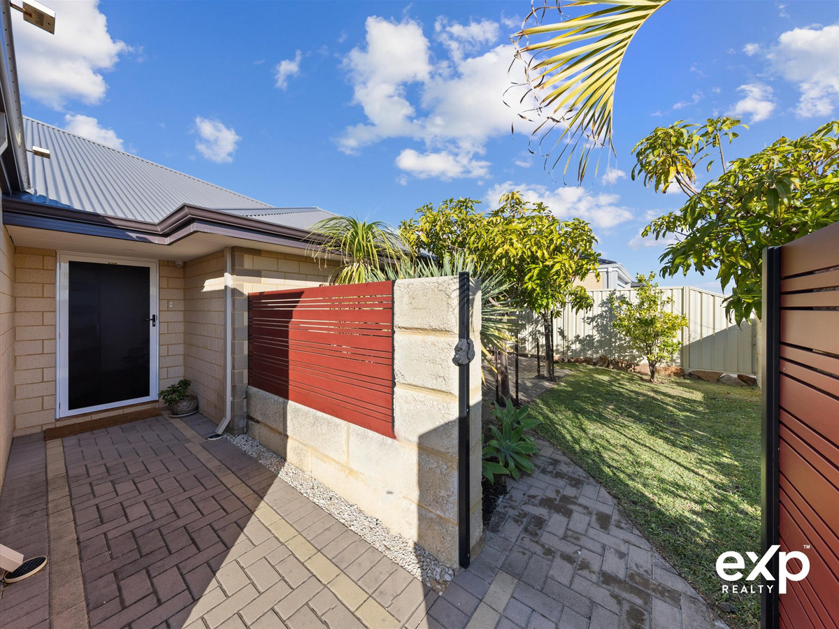 OCEAN BREEZE & SERENITY PLEASE, MADORA BAY OPPULENCE JUST 750M FROM BEACH.