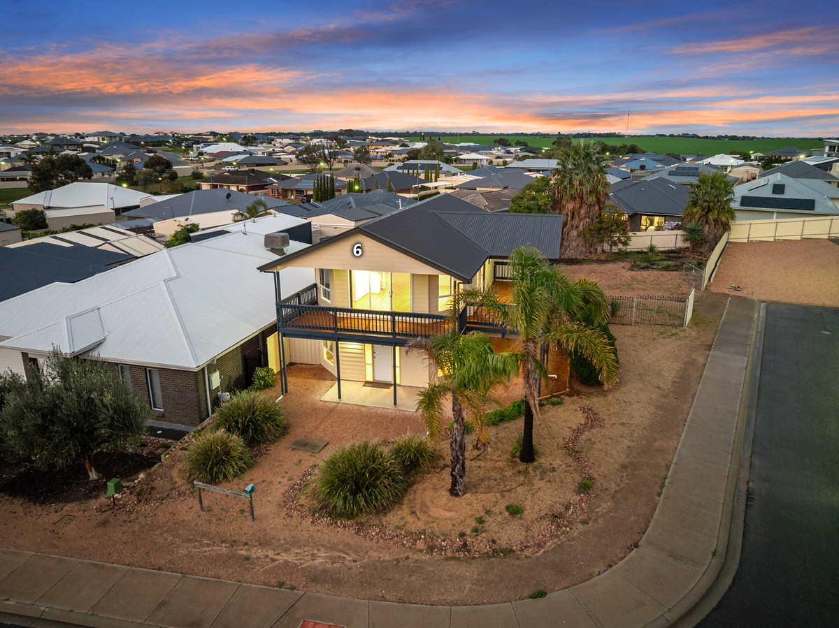 Coastal Living with Views, Balcony & Shedding