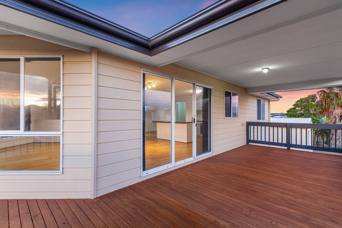 Coastal Living with Views, Balcony & Shedding