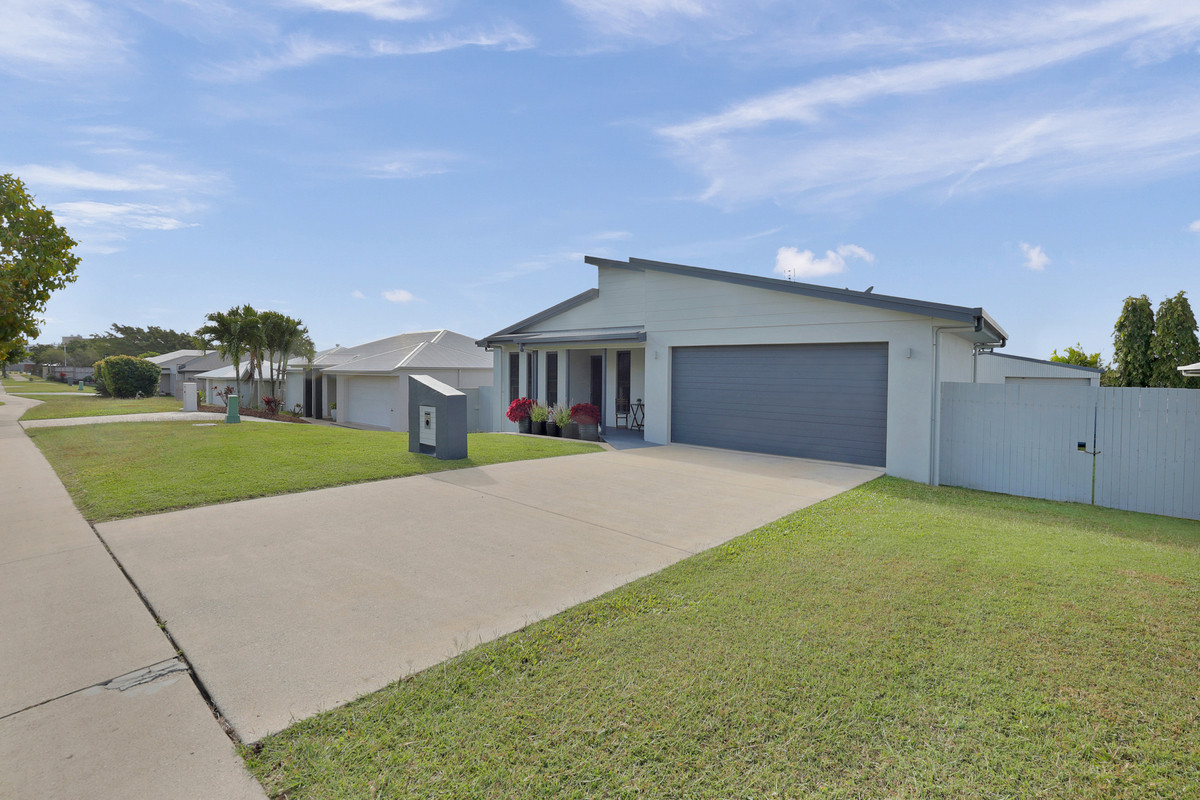 Family-Friendly Gem in Beaconsfield's Heart. Price reduced to match the current market. Owners are saying sell to move into retirement!!!!