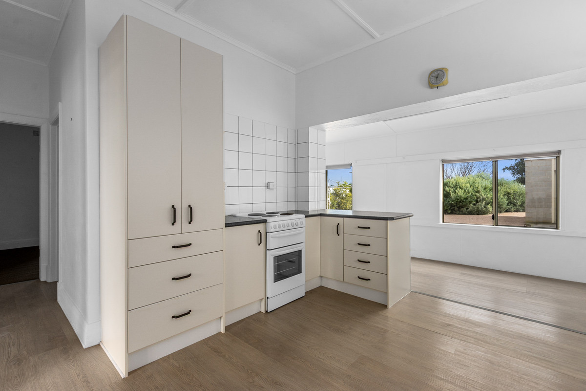 Flexible Family Living with Shedding, Space & Coastal Convenience