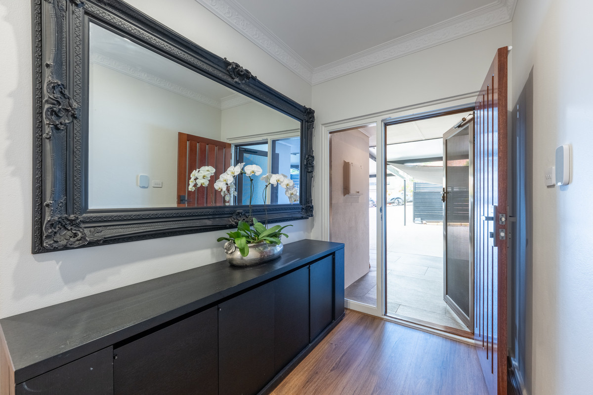 WHERE OLD MOUNT PLEASANT MONEY MEETS NEW WORLD LUXURY — AND THE RIVER IS TWO STREETS AWAY