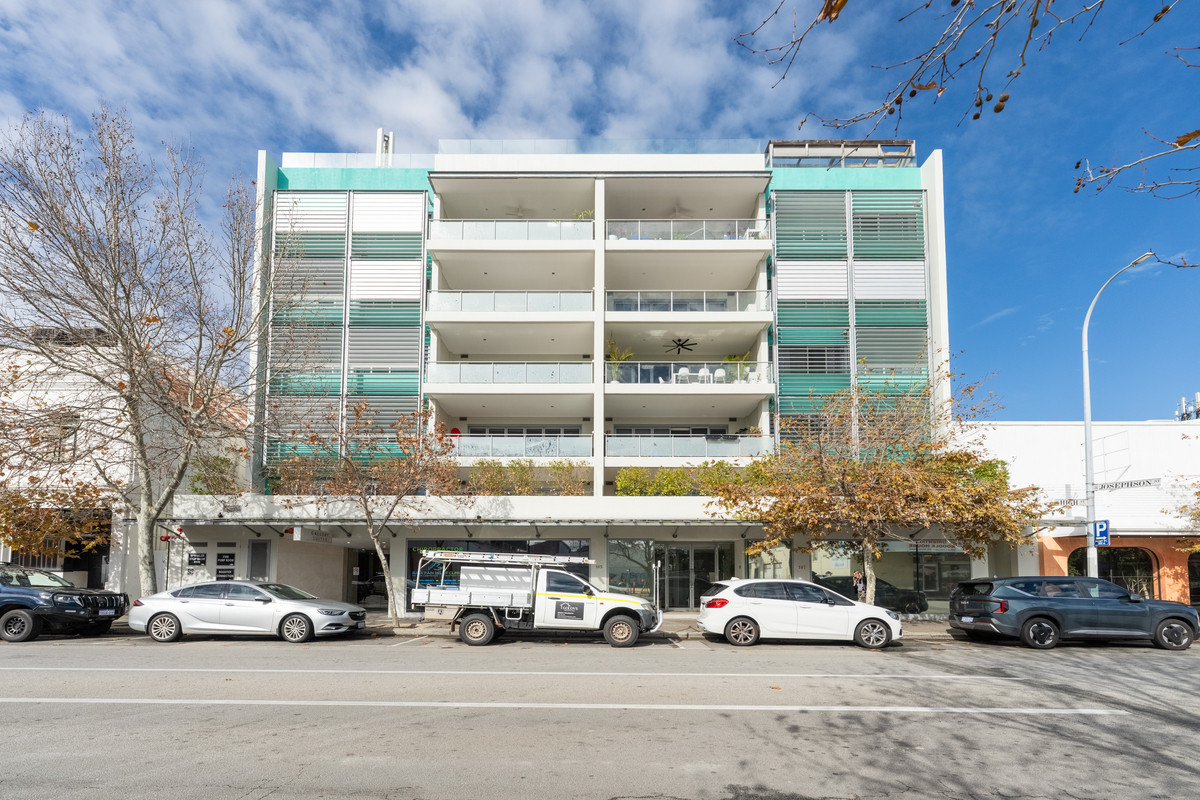 DON’T MISS THIS FREO GEM – RARE 3-BEDROOM LUXURY APARTMENT IN THE HEART OF GALLERY SUITES, FREMANTLE’S VIBRANT HARBOUR PRECINCT.