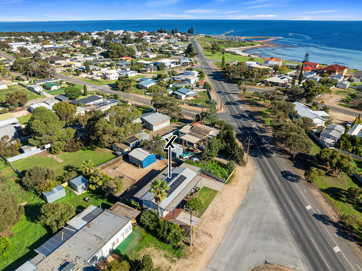 Walk to the Beach, Jetty & Tavern from this Coastal Favourite