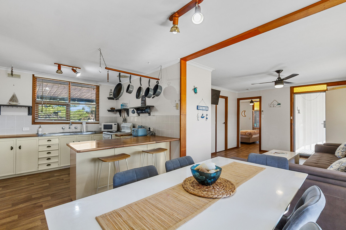 Walk to the Beach, Jetty & Tavern from this Coastal Favourite