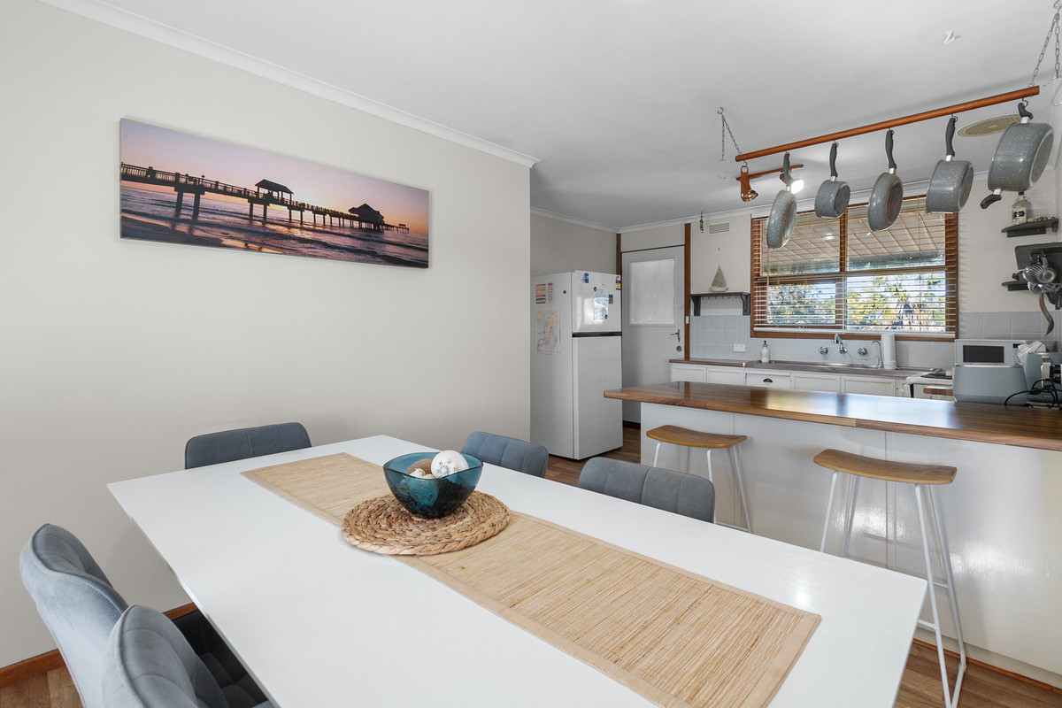 Walk to the Beach, Jetty & Tavern from this Coastal Favourite