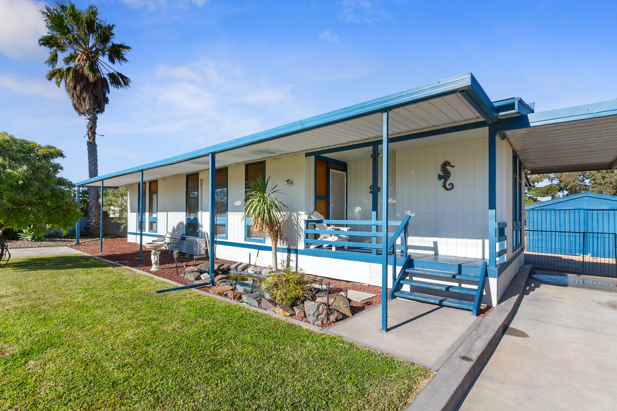 Walk to the Beach, Jetty & Tavern from this Coastal Favourite