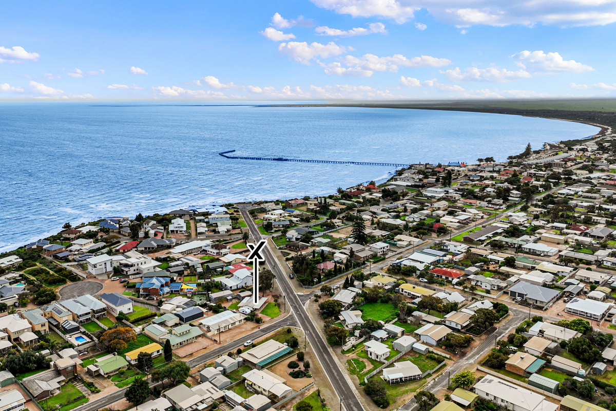 Walk to the Beach, Jetty & Splash Town from this renovated home