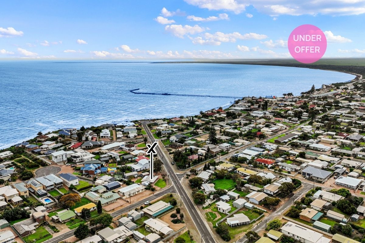 Walk to the Beach, Jetty & Splash Town from this renovated home