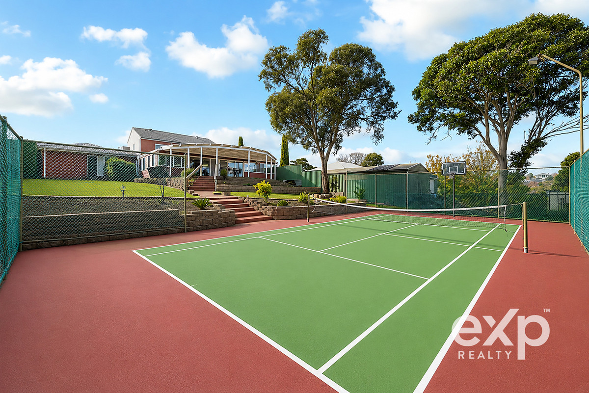 SOLD BY BJORN IN 9 DAYS ! 2000m2 - 5 Bedrooms, 4 Bathrooms, Multiple Living Areas
