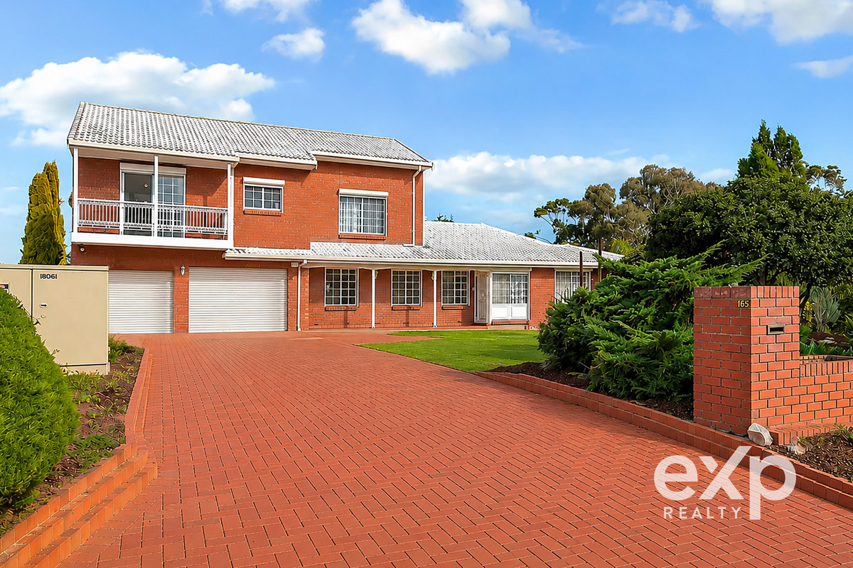 SOLD BY BJORN IN 9 DAYS ! 2000m2 - 5 Bedrooms, 4 Bathrooms, Multiple Living Areas