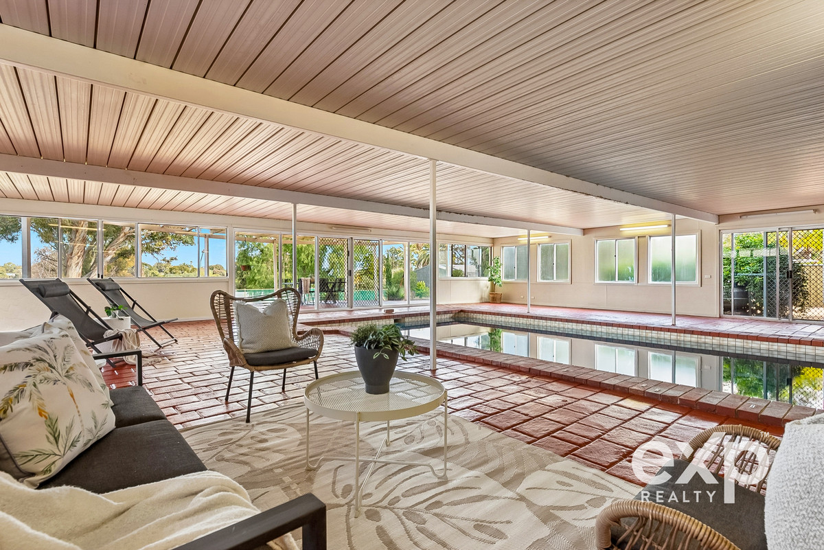 SOLD BY BJORN IN 9 DAYS ! 2000m2 - 5 Bedrooms, 4 Bathrooms, Multiple Living Areas