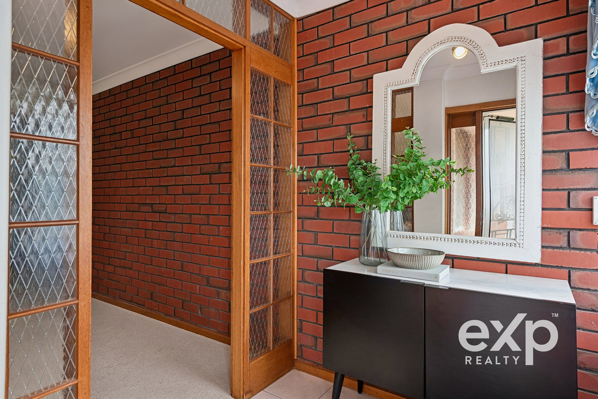 SOLD BY BJORN IN 9 DAYS ! 2000m2 - 5 Bedrooms, 4 Bathrooms, Multiple Living Areas