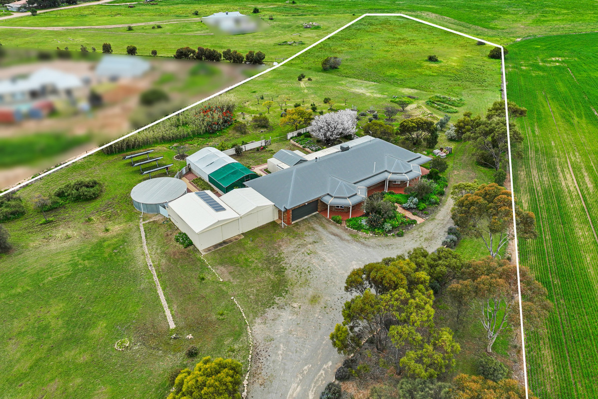 Quality Family Home with off-grid power and water