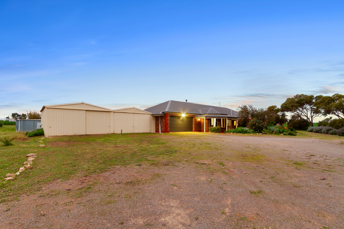 Quality Family Home with off-grid power and water
