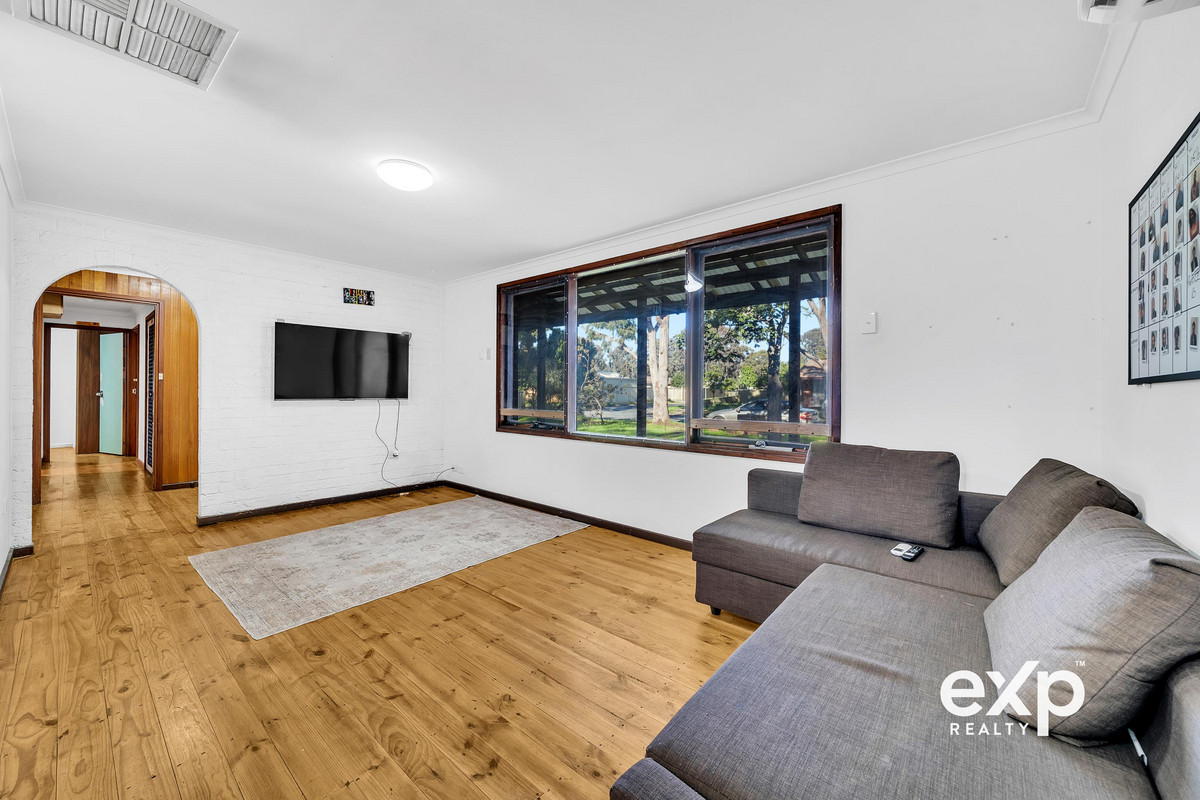 🏡  Family Home on a Huge 649m² (Approx.) Allotment with Wide 21m Frontage!