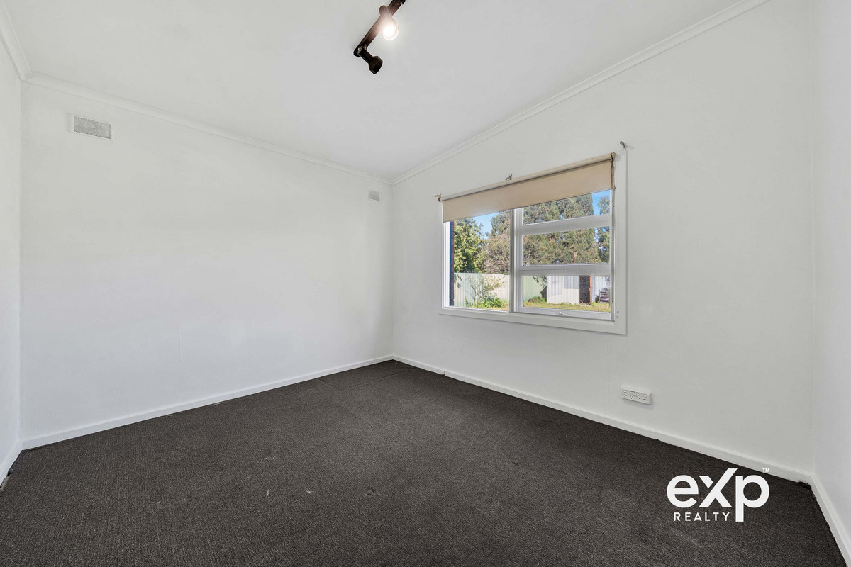 Endless Potential on a Generous Allotment of 844 Sqm with 21m Frontage– The Perfect Family Home or Investment Opportunity