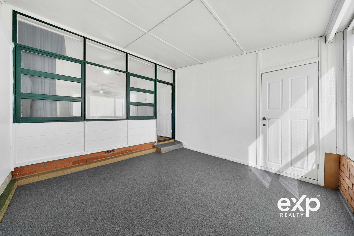 Endless Potential on a Generous Allotment of 844 Sqm with 21m Frontage– The Perfect Family Home or Investment Opportunity