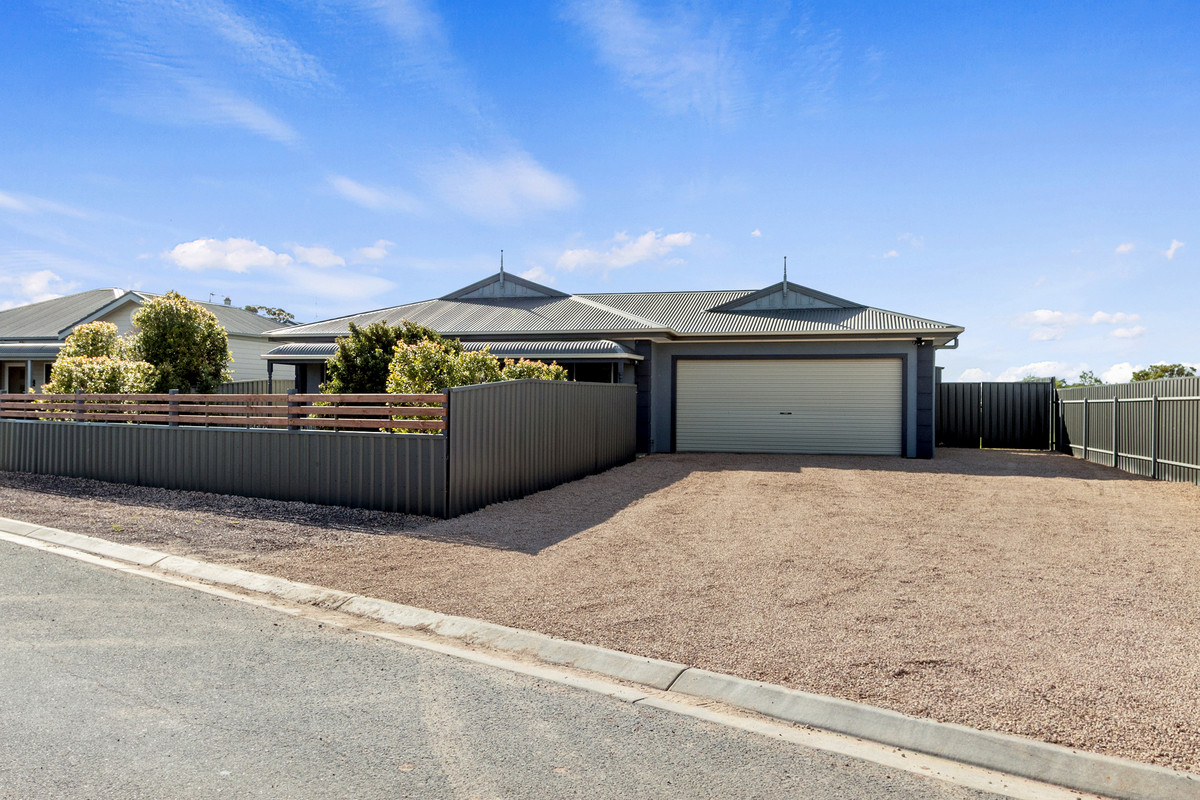 Spacious Family Living with Shed, Solar & Room