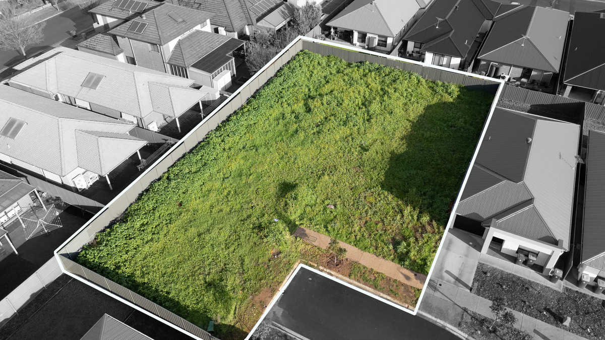 One of the Last of Its Kind in Blakes Crossing Village – Approx 942sqm corner block with Approved Plan & Subdivision Potential (STCC)