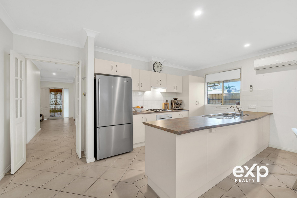 Grand Family Living Meets Massive Energy Savings in Prime Klemzig Location!