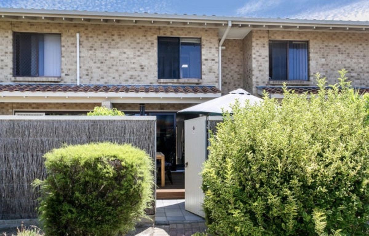 Easy-Care Living in a Prime West Lakes Location - A Great Way To Start