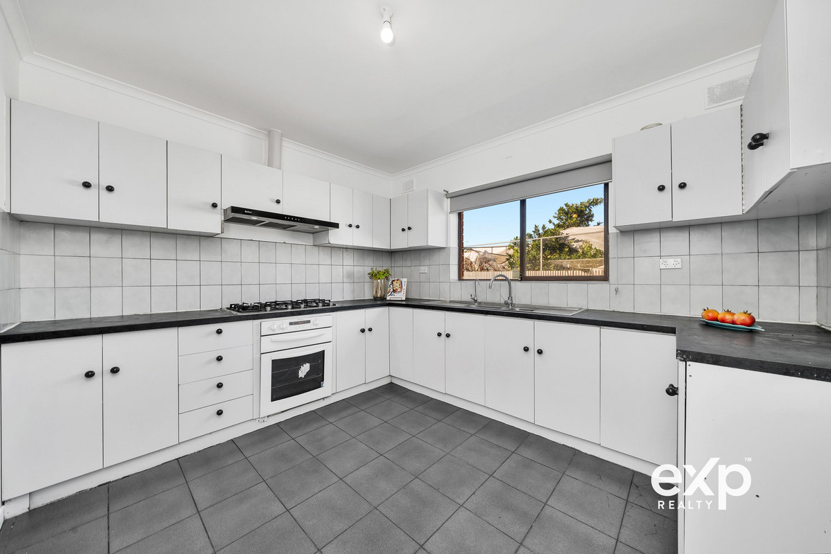 Low-Maintenance Living in a Prime Parkside Location – Perfect First Home or Investment!