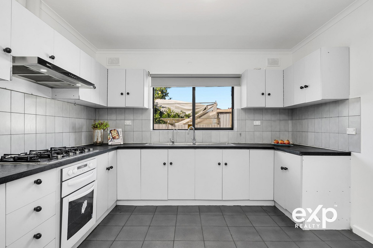 Low-Maintenance Living in a Prime Parkside Location – Perfect First Home or Investment!