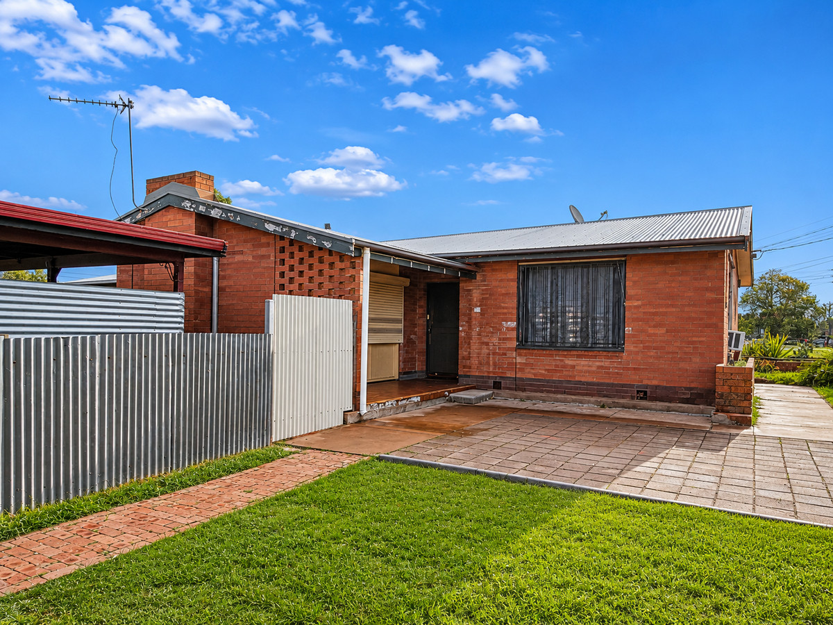 Four Bedrooms, Corner Position and Over 1,000sqm of Possibility