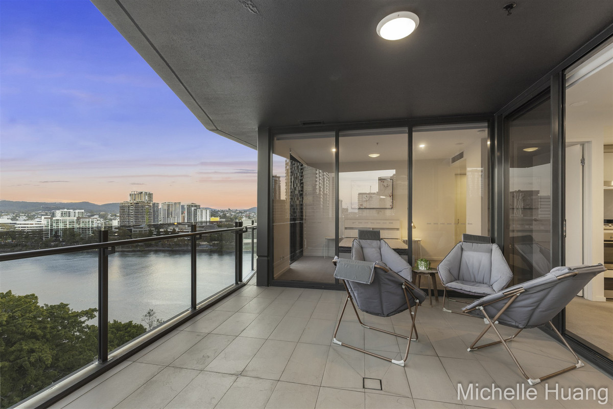 Inner City Living At Its Finest: Spacious Layout, Location & Stunning Views!