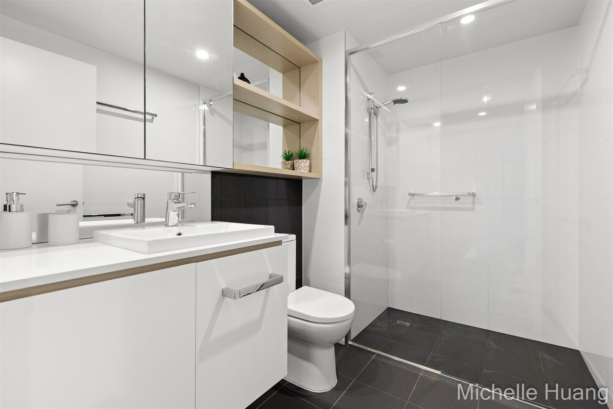Inner City Living At Its Finest: Spacious Layout, Location & Stunning Views!