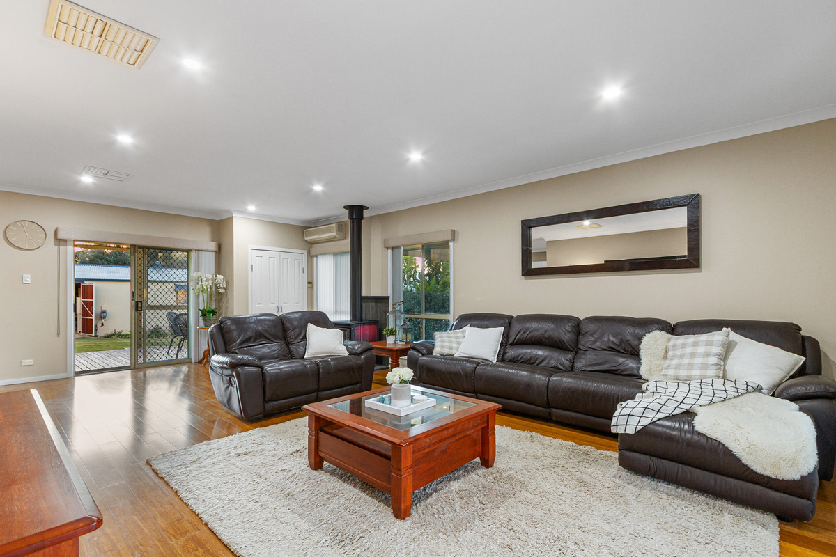 Versatile Home with Separate Unit, Workshop & Impressive Shedding