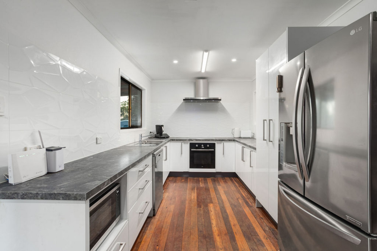 Ultimate Lifestyle Property – Low Maintenance Living - 4,047m² - expansive shed & workshop facilities .