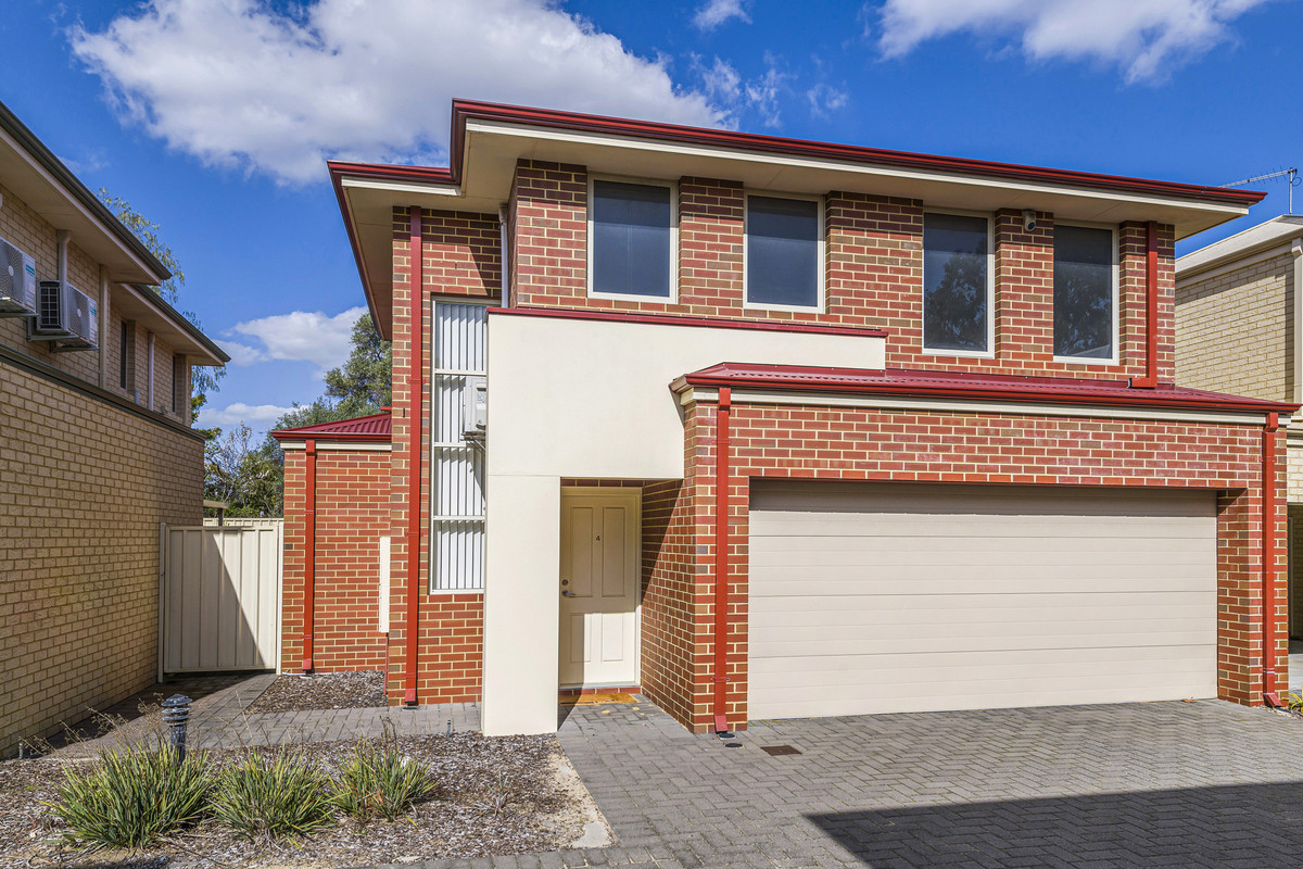Spacious Villa in a Prime Rivervale Pocket