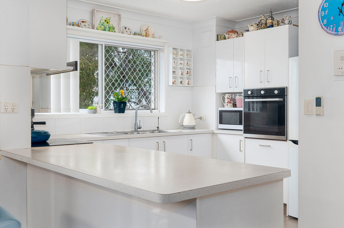 Coastal Oasis | Massive 103m² Layout | 2 Cars + Storage Locker | 1 Block to the Broadwater!