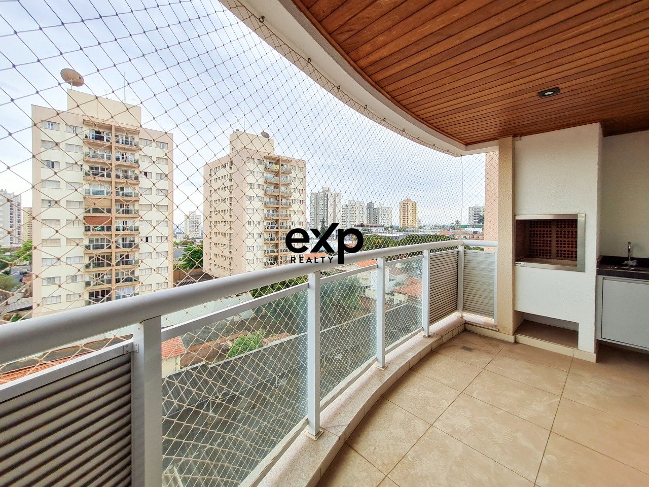 Apartamento próximo à Av. Independência com 3 quartos e 2 vagas