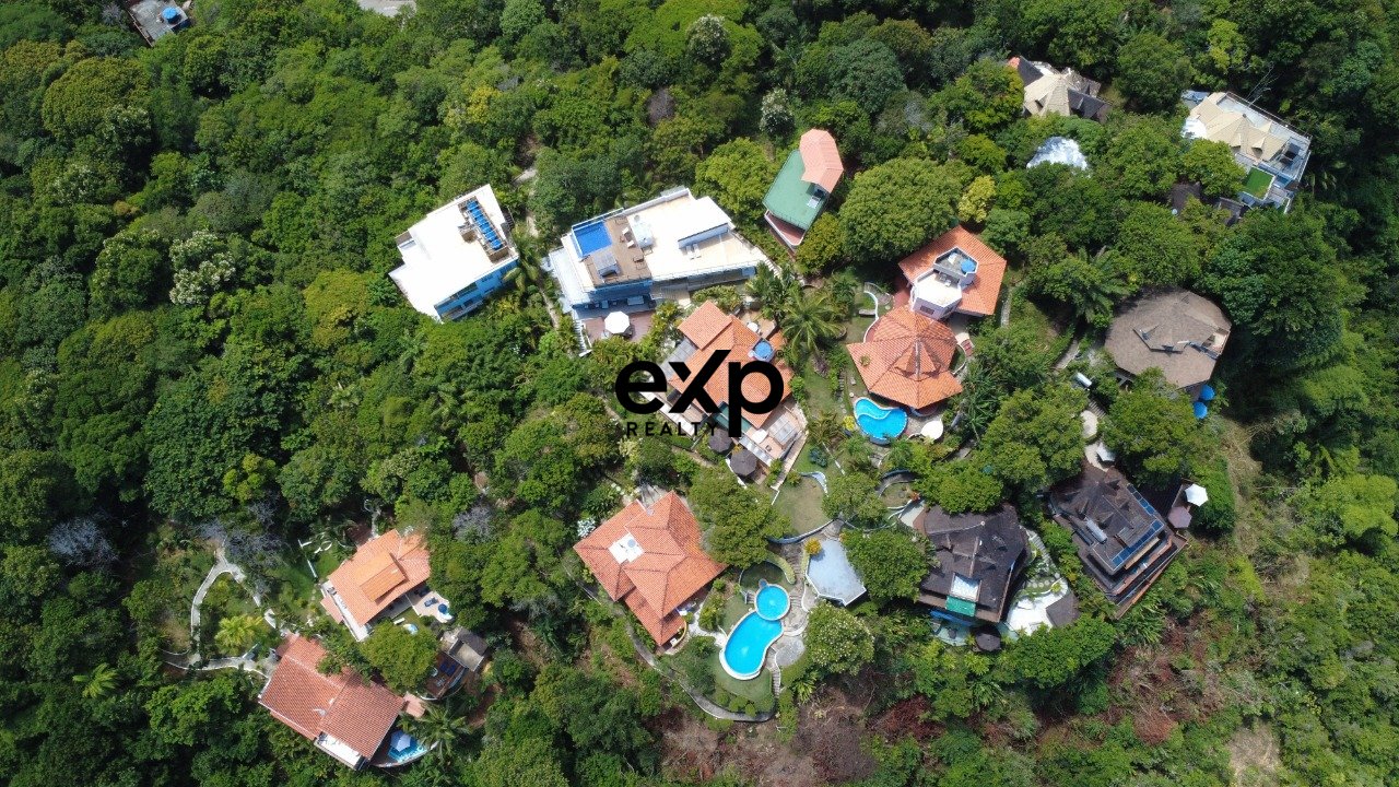 Apt. 68 m² 2/4 completamente mobiliato com vista mar, em condominio fechado.