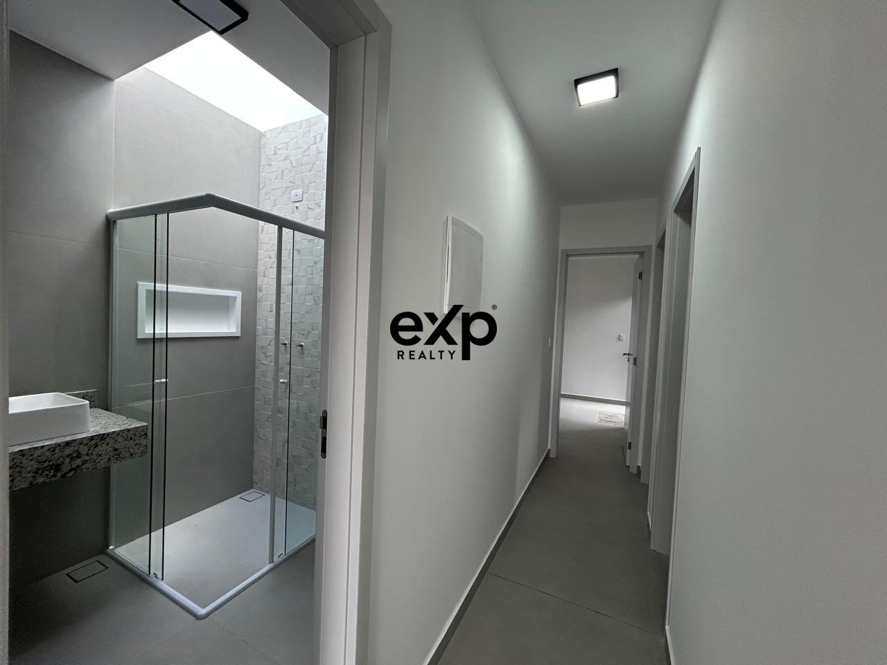 Casa com Design Moderno em Condomínio Fechado