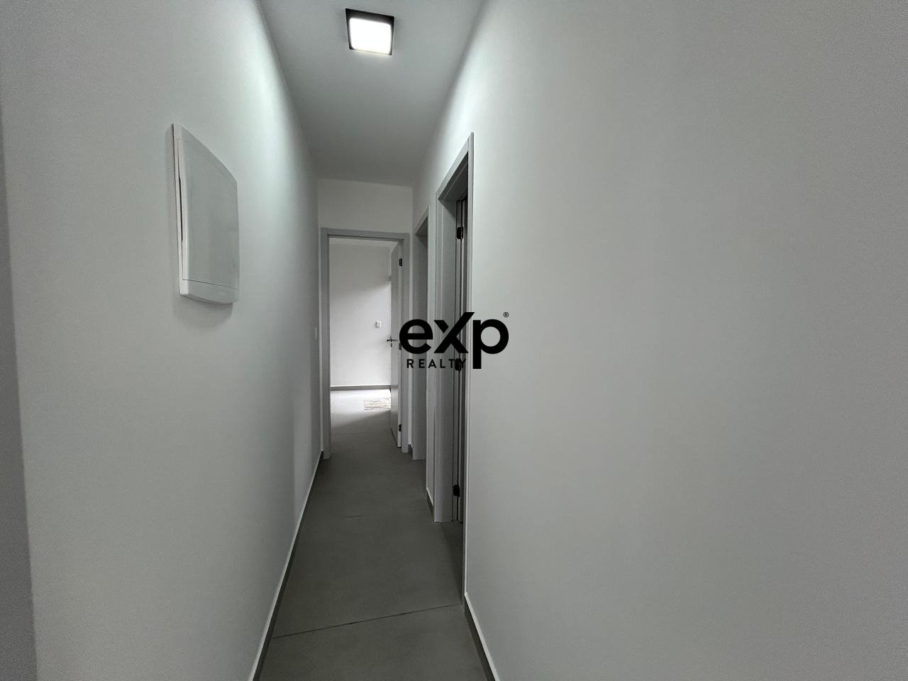 Casa com Design Moderno em Condomínio Fechado