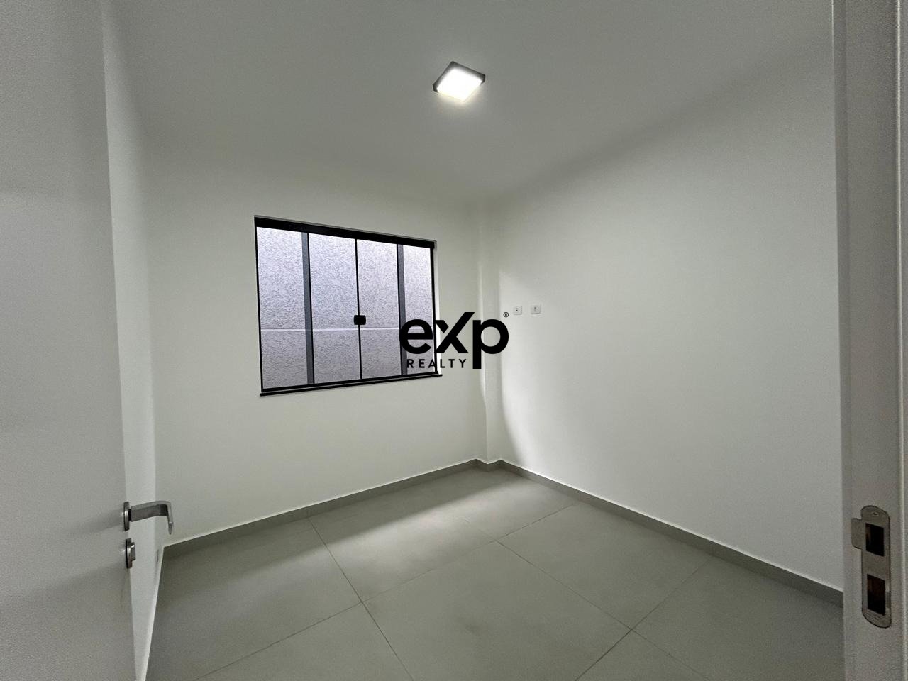 Casa com Design Moderno em Condomínio Fechado