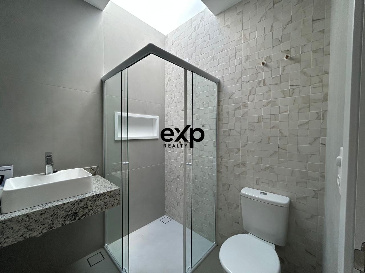 Casa com Design Moderno em Condomínio Fechado