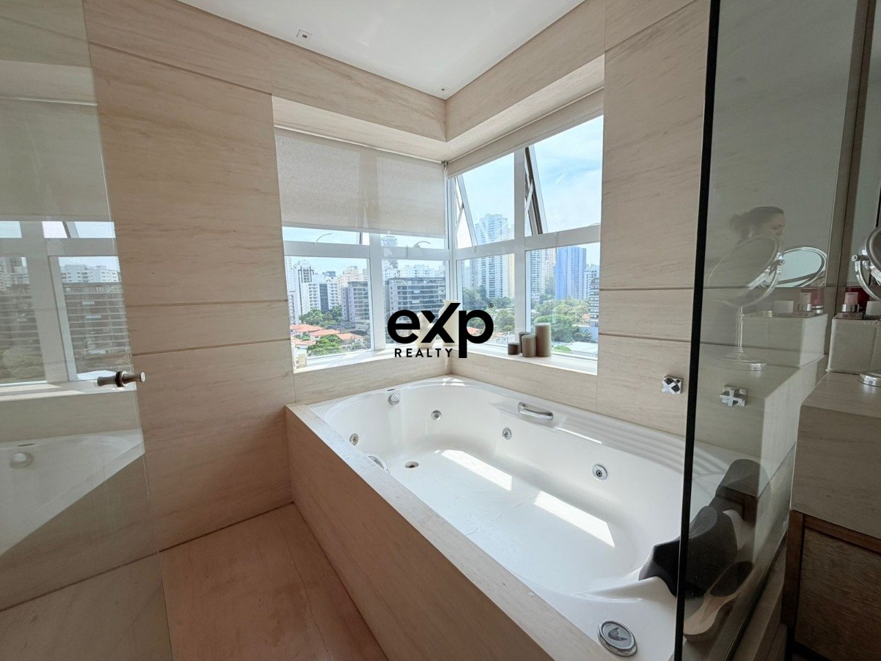 Viva o Luxo Urbano com Vista Panorâmica: Apartamento Porteira Fechada no Brooklin Novo!!