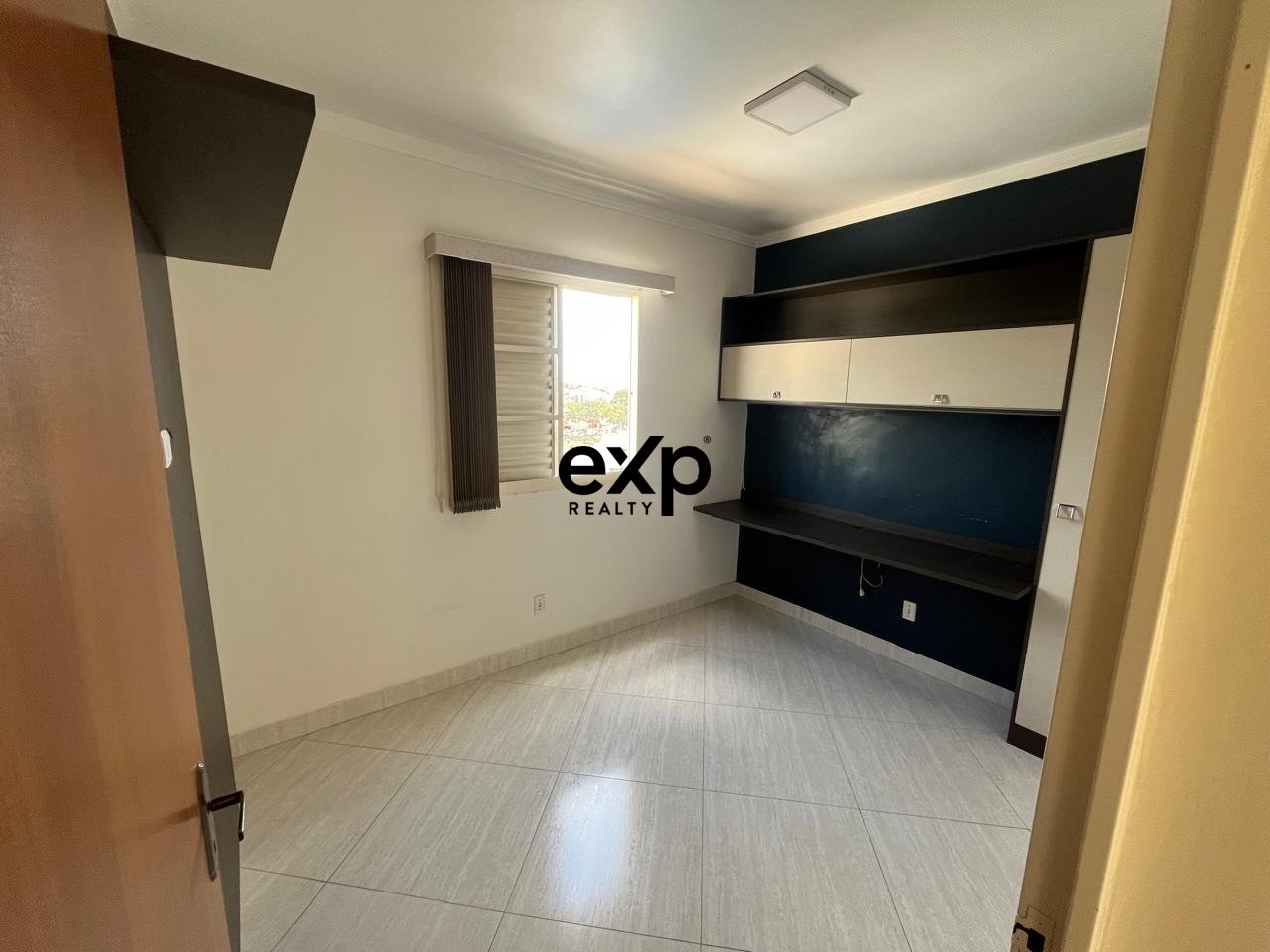 Apartamento com 02 quartos à venda no Edifício Sapezeiro em Valinhos/SP