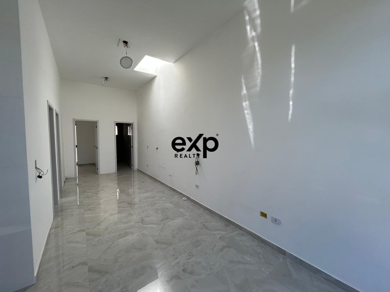 Casa moderna, com projeto arquitetônico contemporâneo - Segurança, Conforto e Estilo