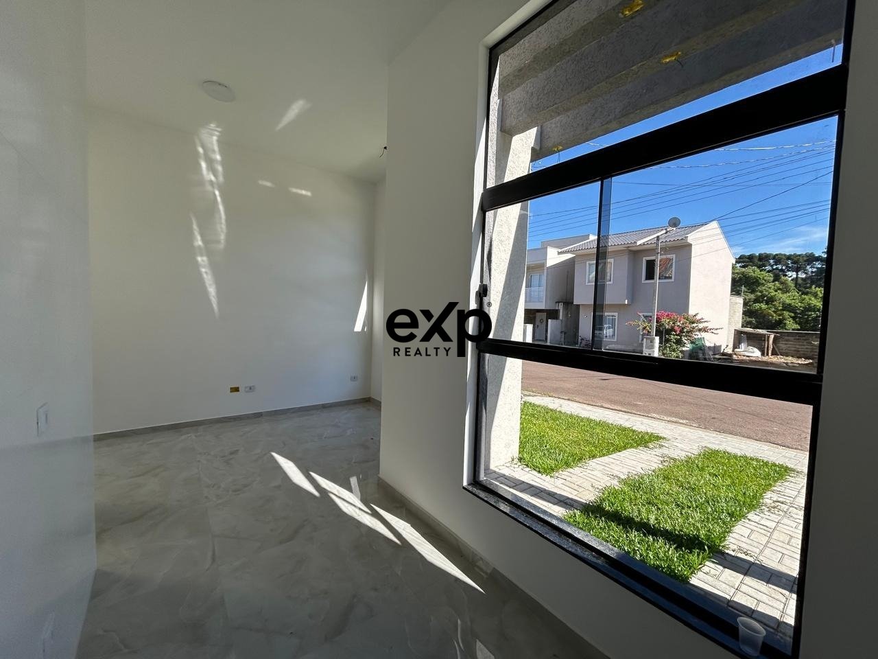 Casa moderna, com projeto arquitetônico contemporâneo - Segurança, Conforto e Estilo
