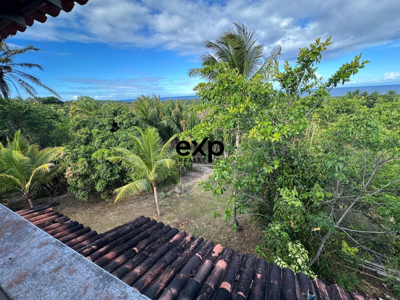 Casa de 3 andares com vista mar e terreno em condominio fechado.