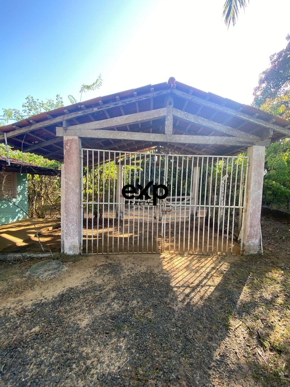 Casa de 3 andares com vista mar e terreno em condominio fechado.
