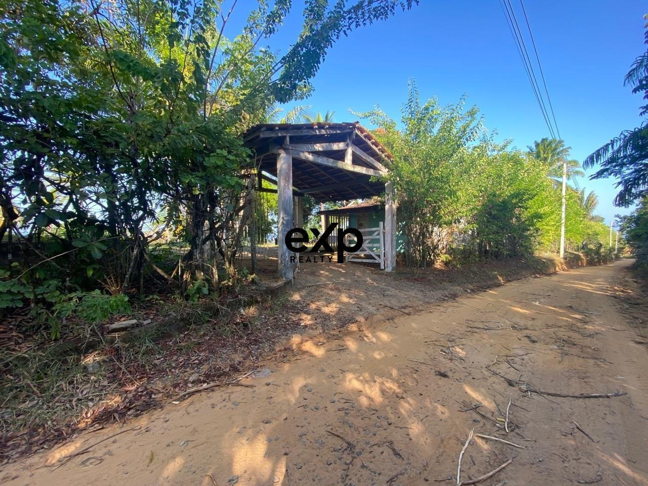 Casa de 3 andares com vista mar e terreno em condominio fechado.