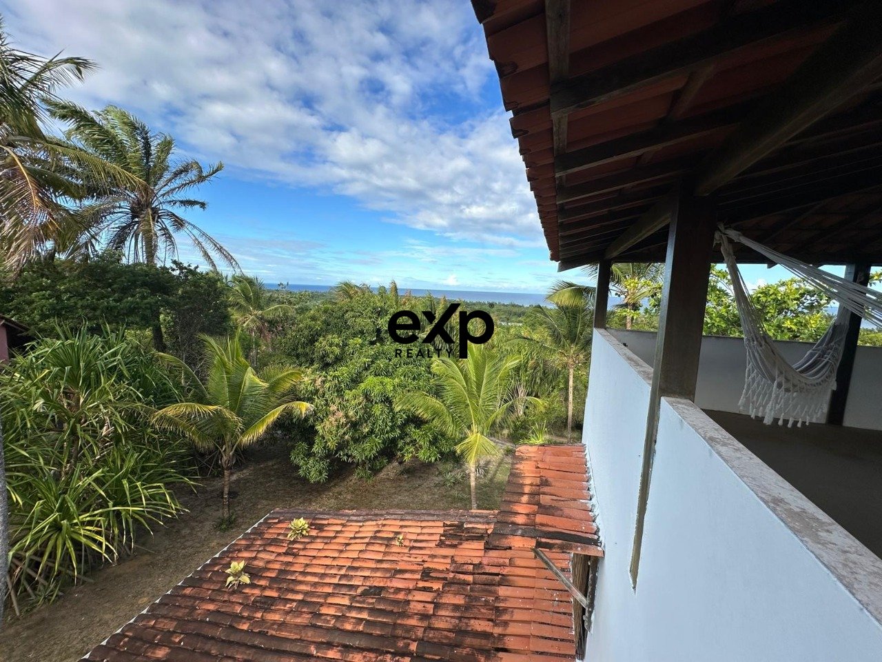 Casa de 3 andares com vista mar e terreno em condominio fechado.