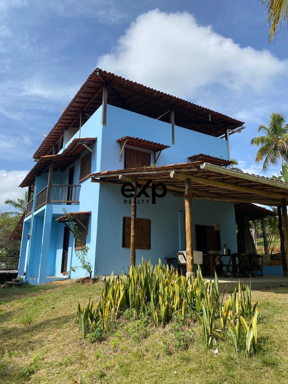 Casa de 3 andares com vista mar e terreno em condominio fechado.